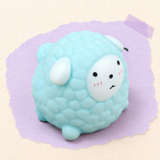 Squishy mouton doux – Squishy mouton, agneau tout doux en TPR pastel (Bleu), photo du produit sur papier pastel
