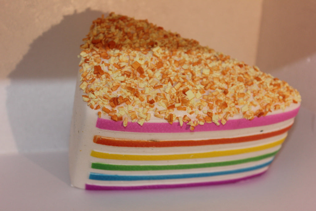 Jumbo regenboogtaart squishy, taartpunt 15 cm