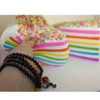 Jumbo regenboogtaart squishy, taartpunt 15 cm