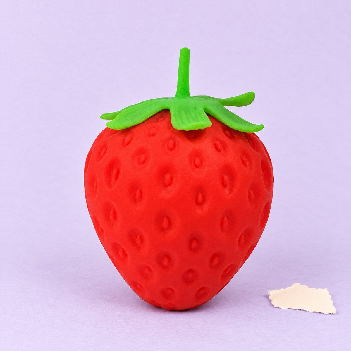Aardbei squishy, jumbo en slow rising, op pastelkleurig papier
