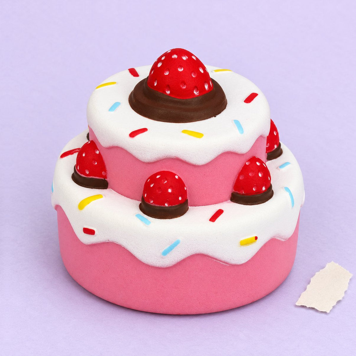 Aardbeientaart squishy, jumbo en slow rising, op pastelkleurig papier