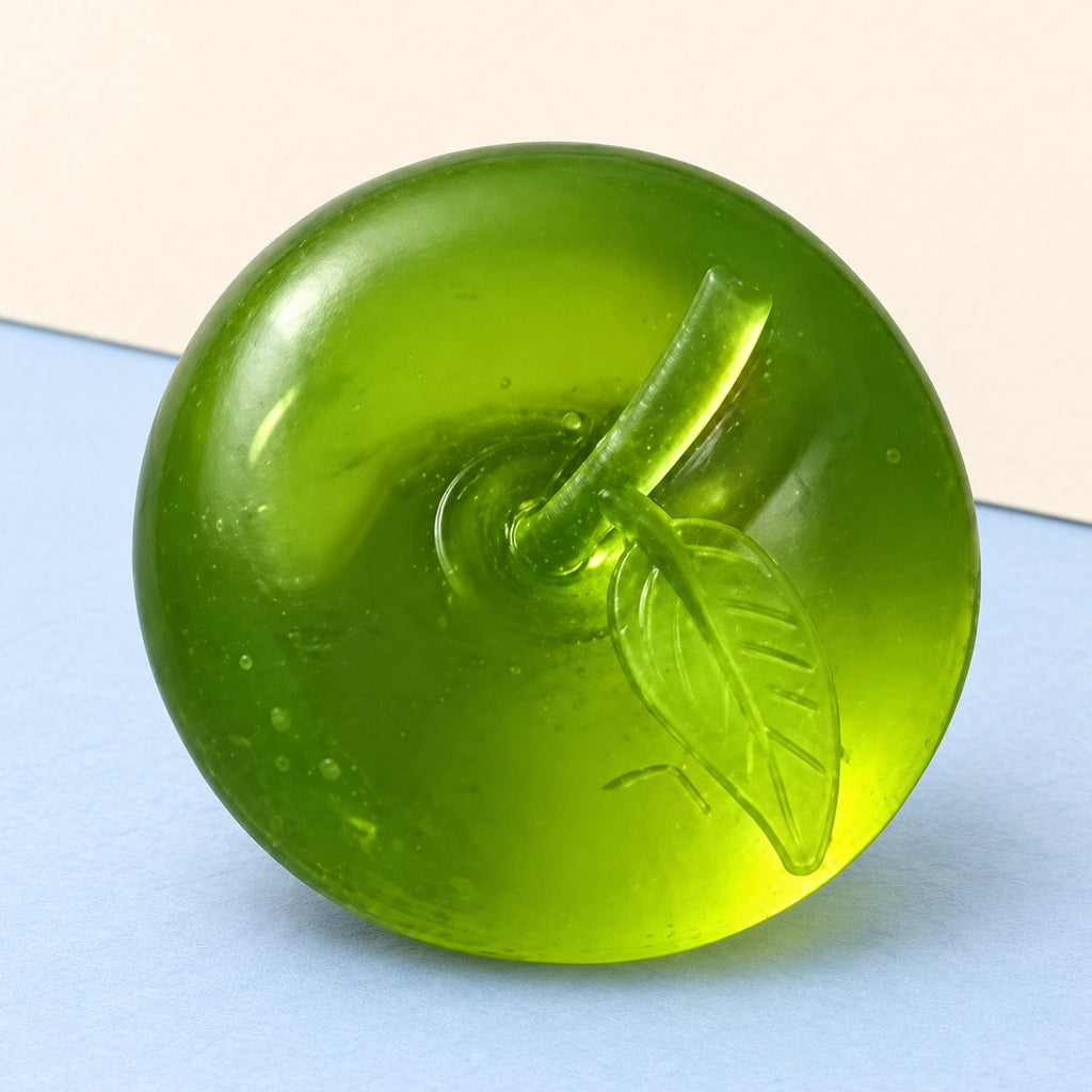 Heldergroene appel squishy van maltose op pastelkleurig papier