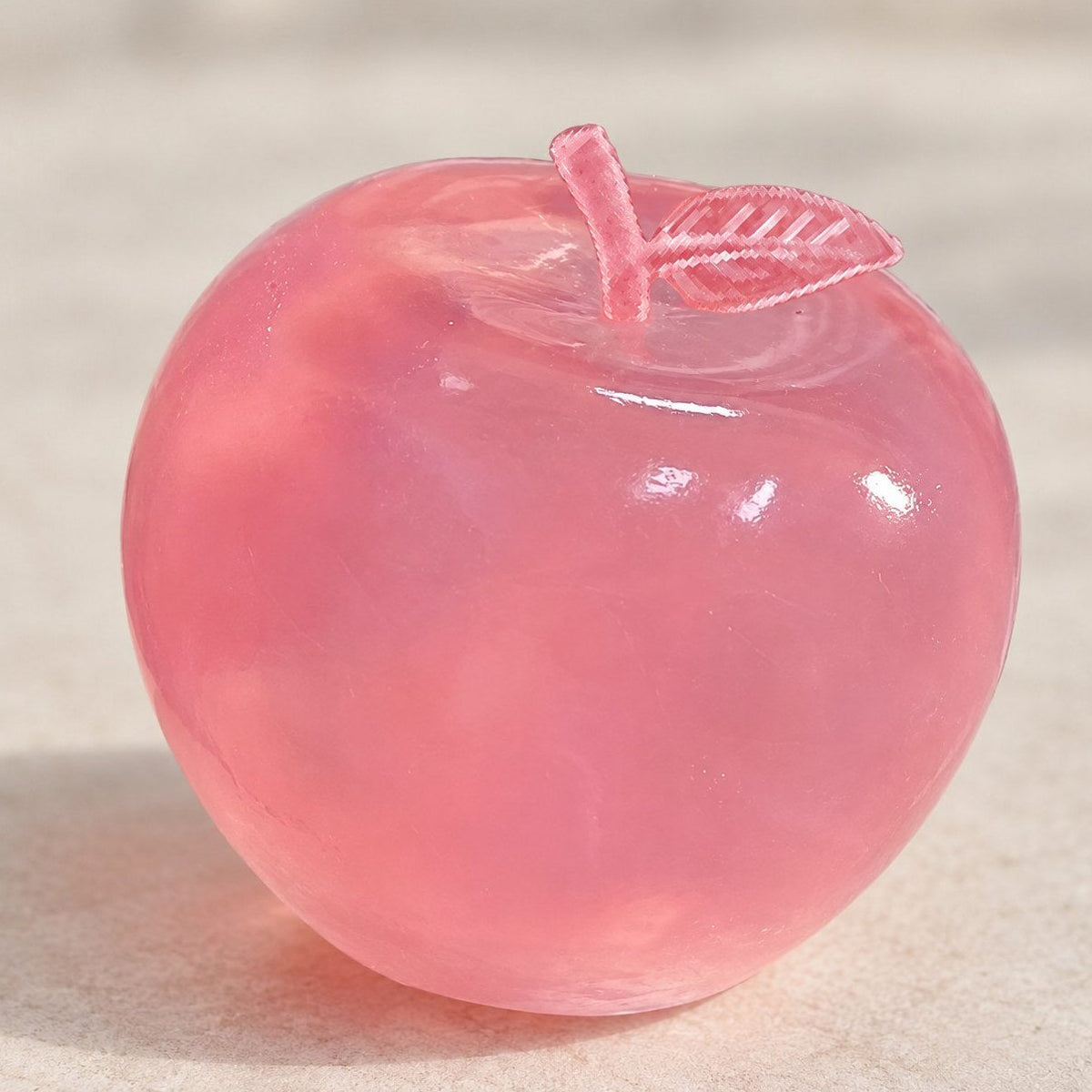 Close-up van de poederroze appel squishy van maltose, oppervlak en details