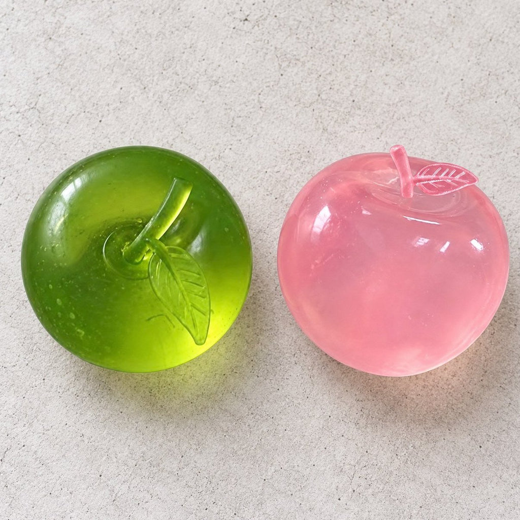 Rekbare appel squishy in groen en roze naast elkaar