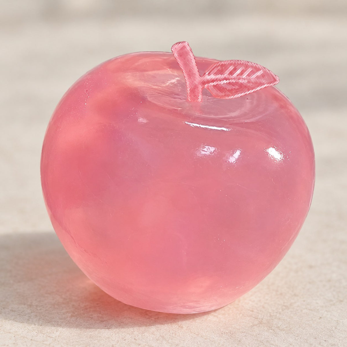 Squishy maçã elástico (Rosa pó), grande plano da superfície e dos detalhes
