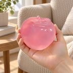 Squishy maçã de maltose, verde ou rosa (Rosa pó), na mão para mostrar o tamanho real