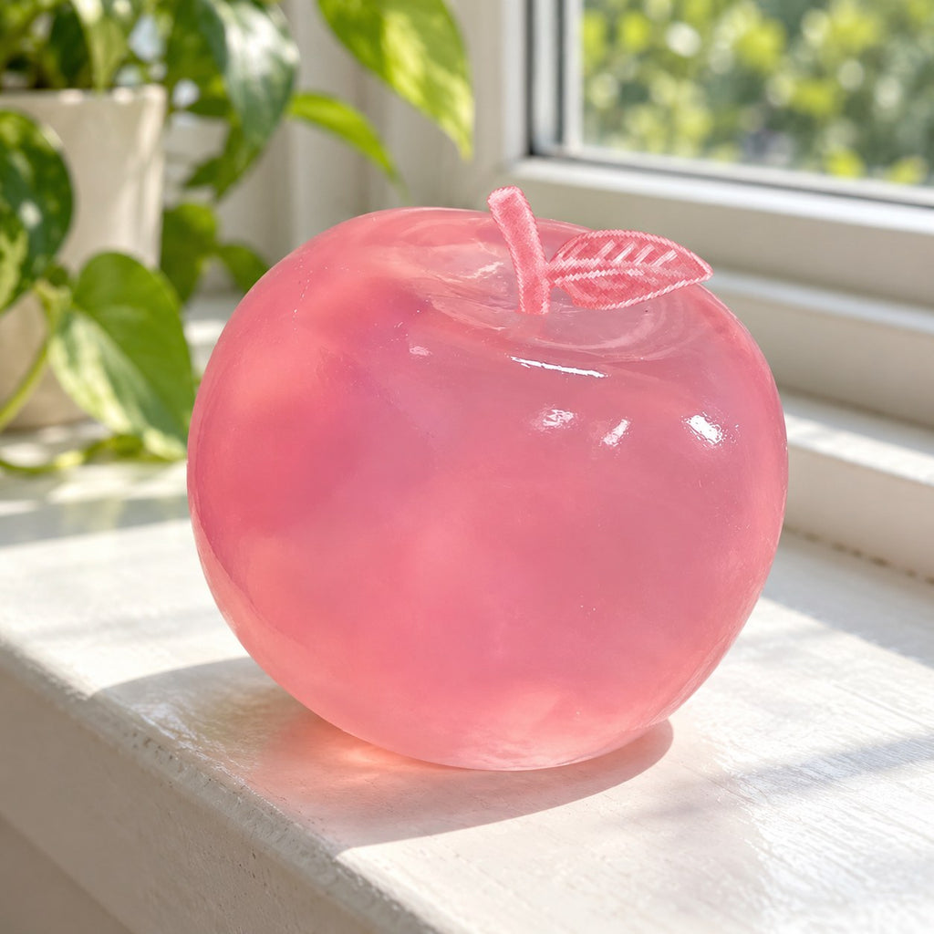 Squishy maçã elástico (Rosa pó), no parapeito de uma janela soalheira