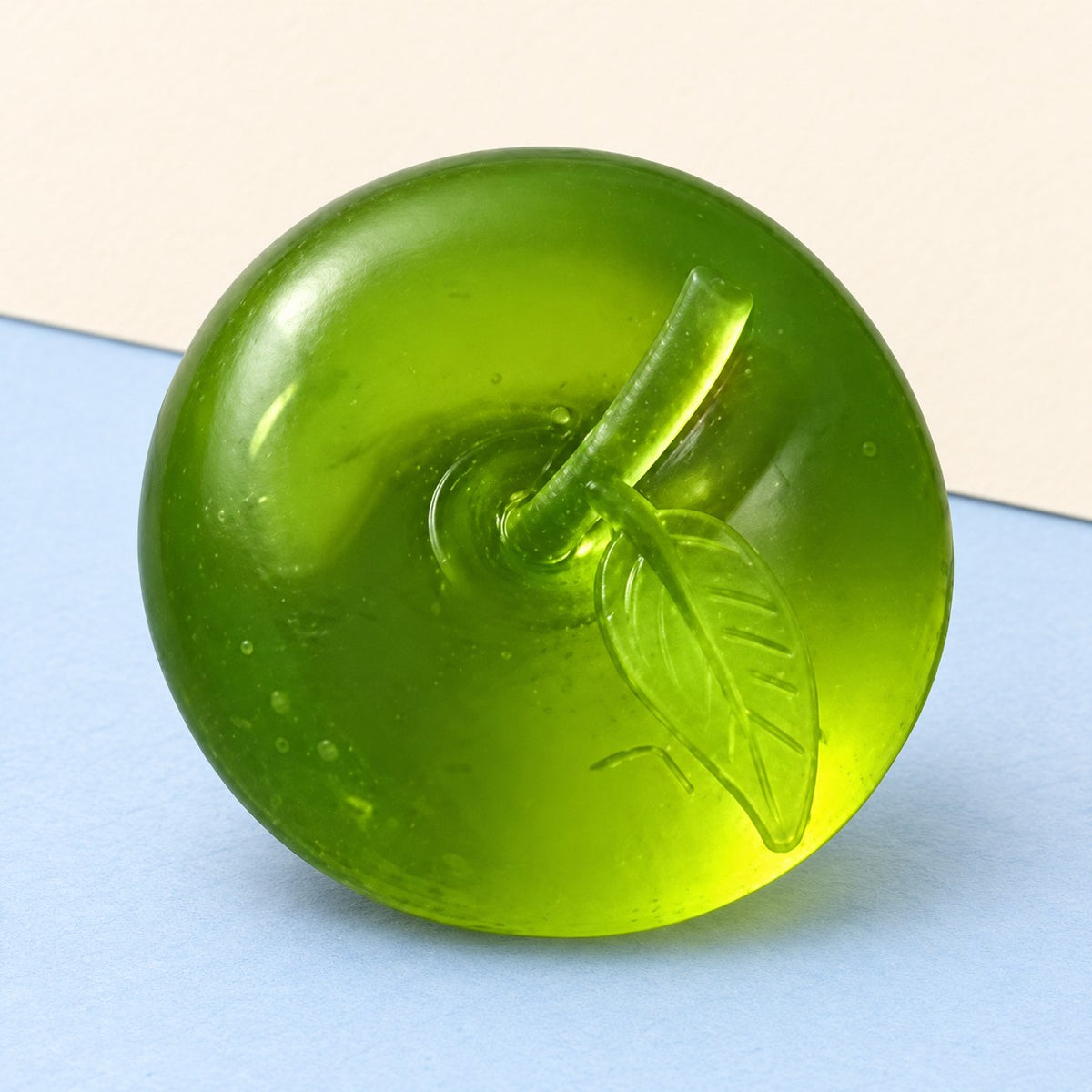 Squishy maçã de maltose – Squishy maçã de maltose, verde ou rosa (Verde transparente), fotografia do produto em papel pastel