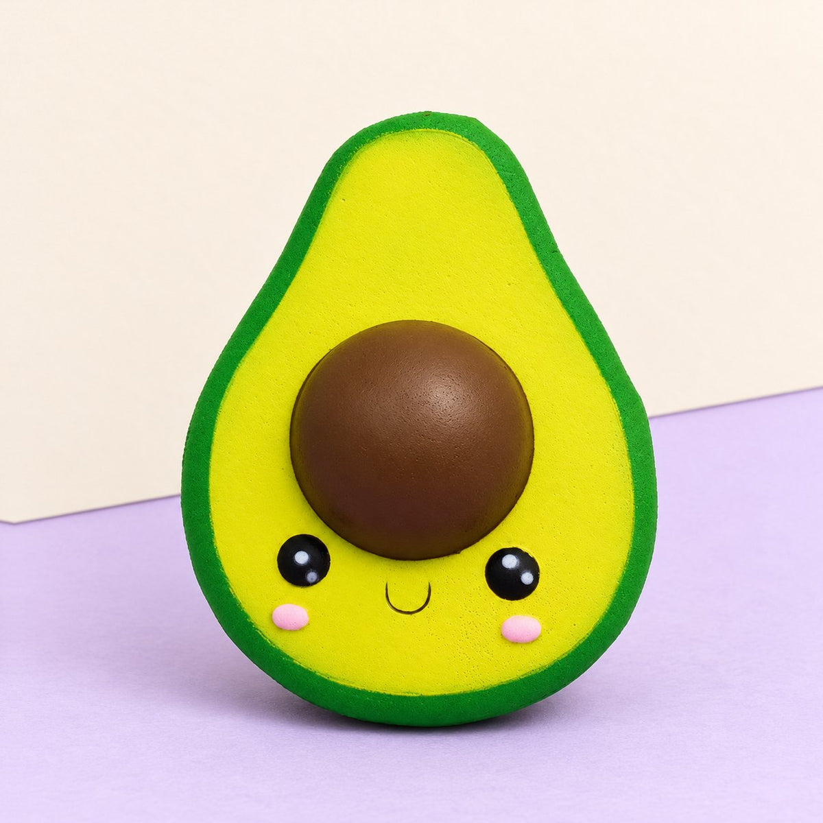 Kawaii avocado squishy in jumbo-formaat op pastelkleurig papier