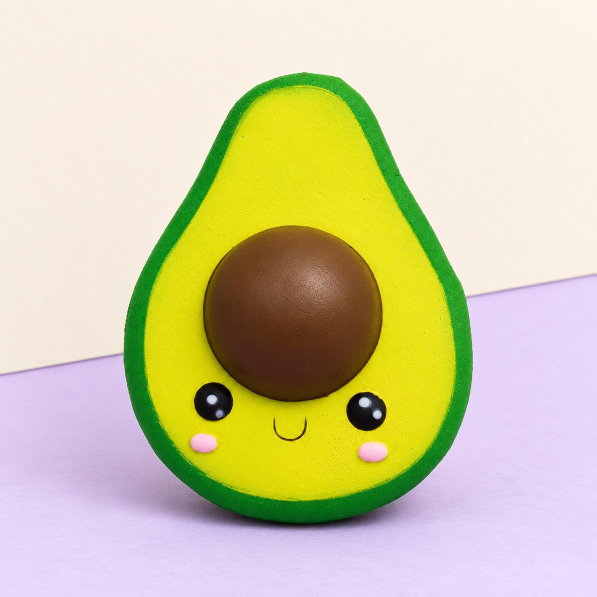 Avocado-squishy, kawaii, produktfoto på pastelfarvet papir