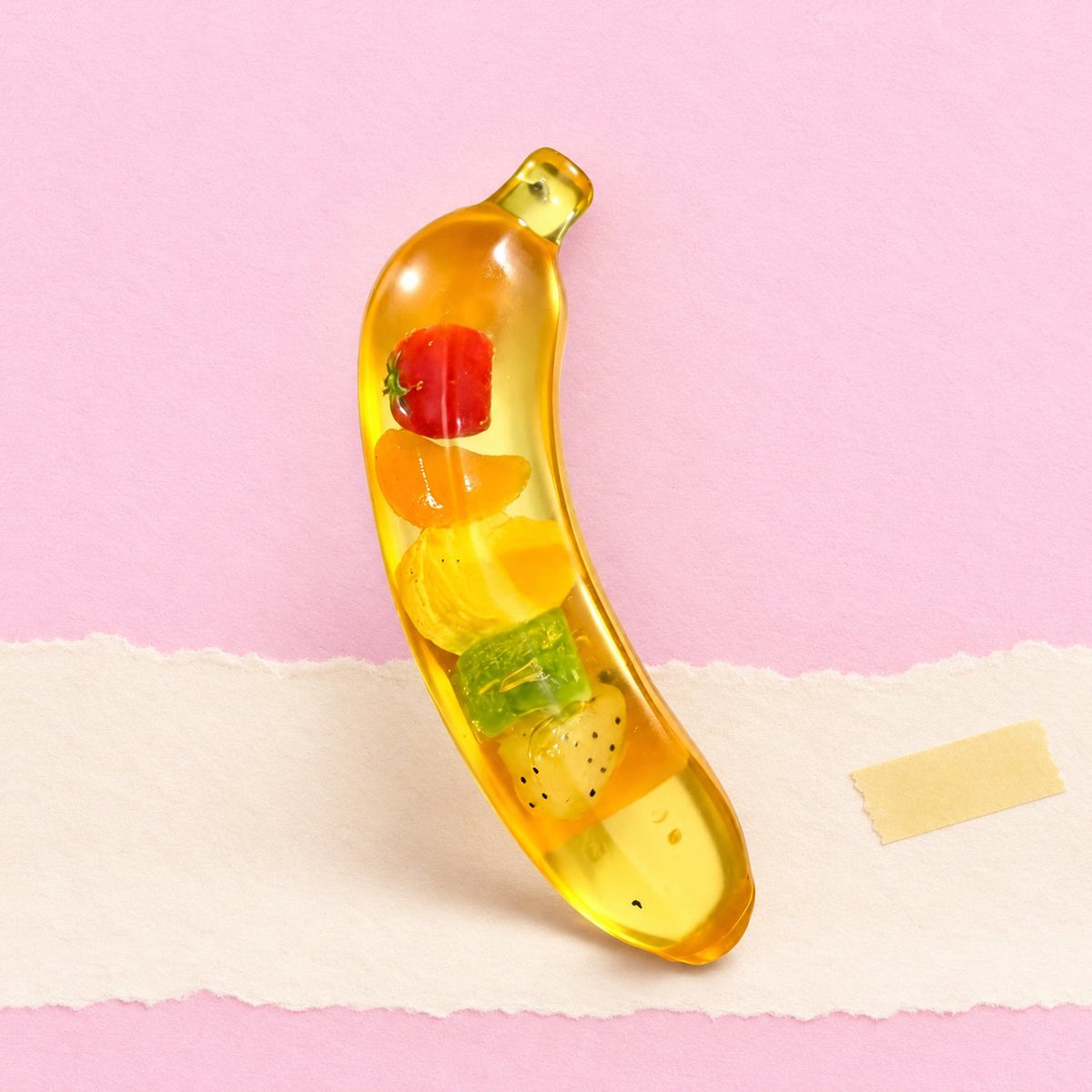 Banaan squishy, jumbo en slow rising, op pastelkleurig papier