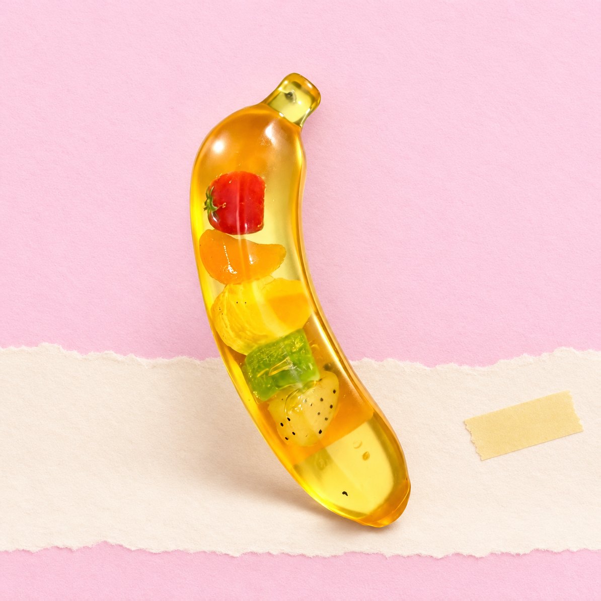 Banan-squishy, slow rising, produktfoto på pastelfarvet papir