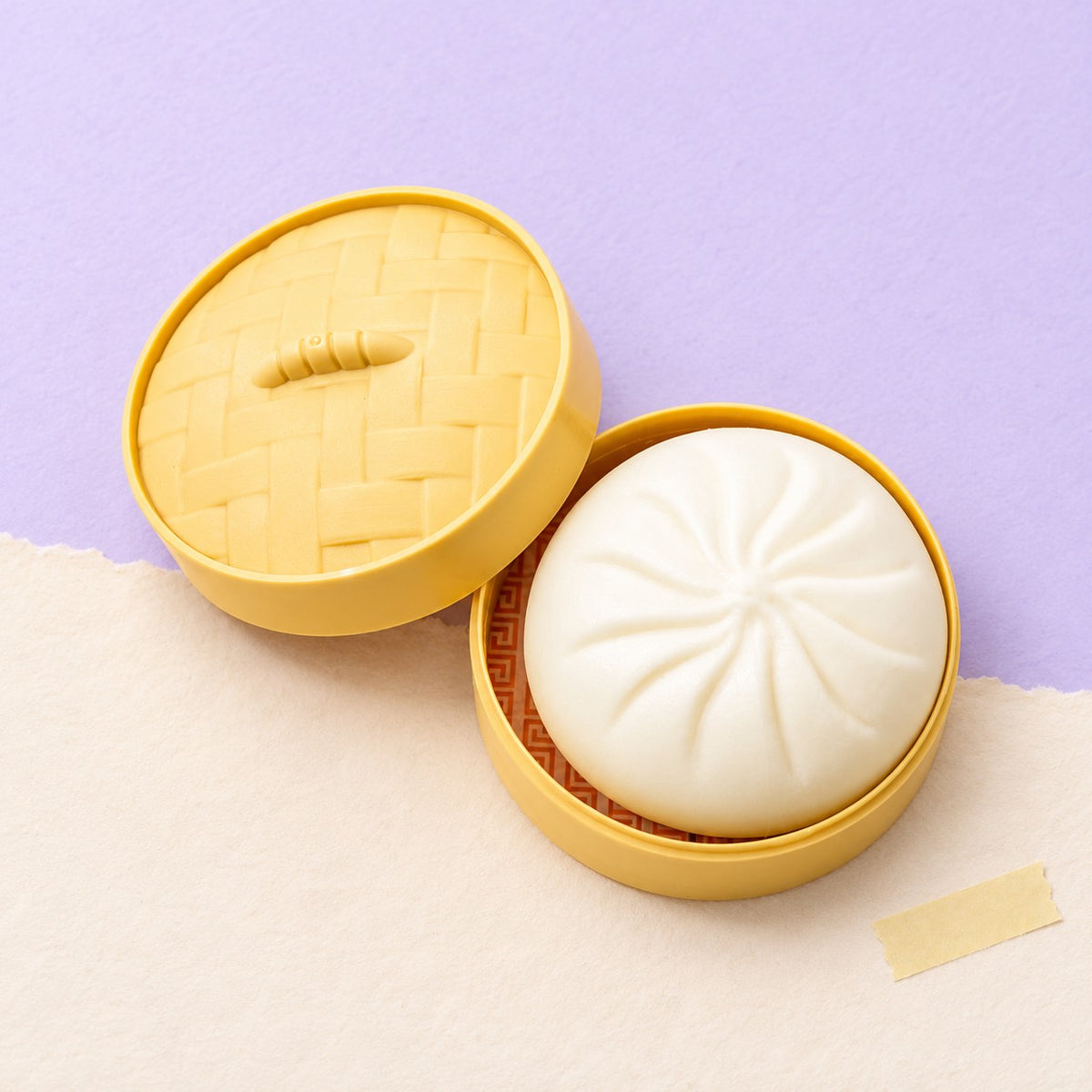 Bao squishy dumpling – Bao Dumpling Squishy in Steamer Basket, product photo on pastel paper
