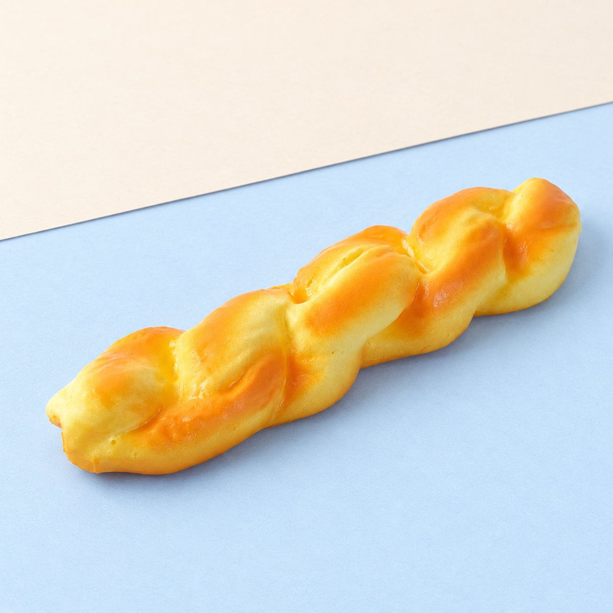 Brotstange Squishy, gedrehtes Brot mit 20 cm, auf Pastellpapier