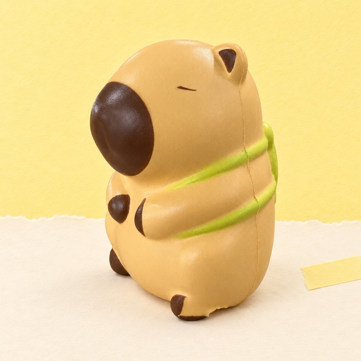 Kawaii Capybara Squishy, Variante Schildkröte in Hellbeige, auf Pastellpapier