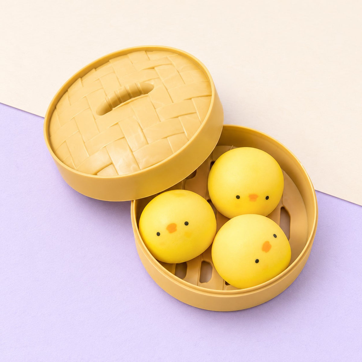 Squishy kuřátko slow rising – Dumpling squishy kuřátka bao, 3 buchtičky v košíku, fotografie produktu na pastelovém papíře
