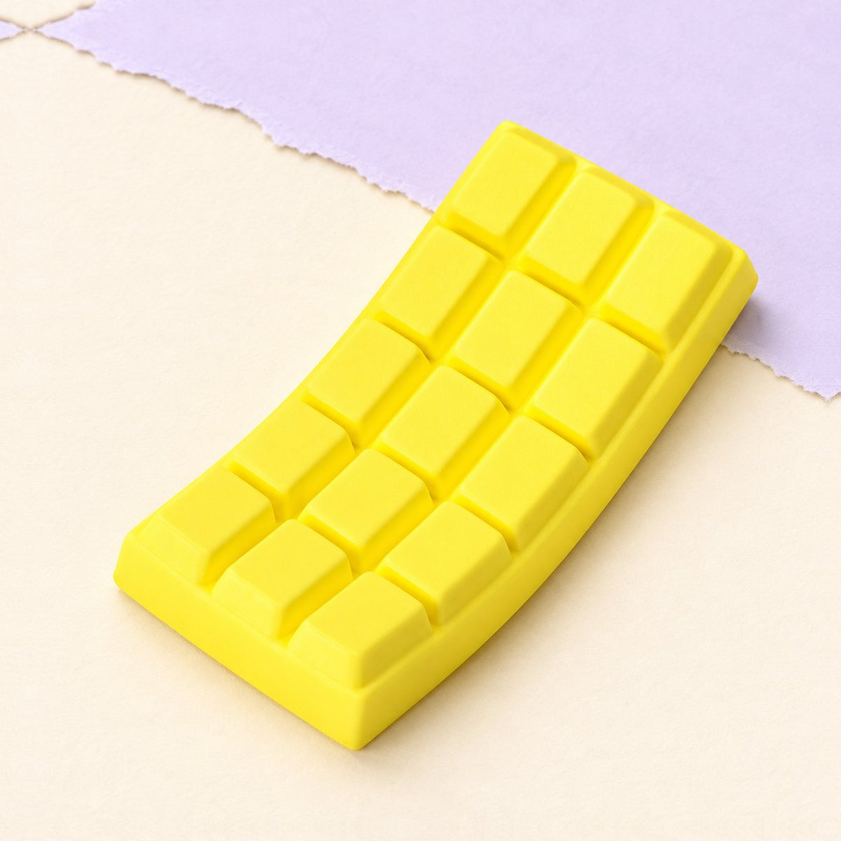 Chocolade squishy: slow rising reep van 15,5 cm in geel op pastelkleurig papier