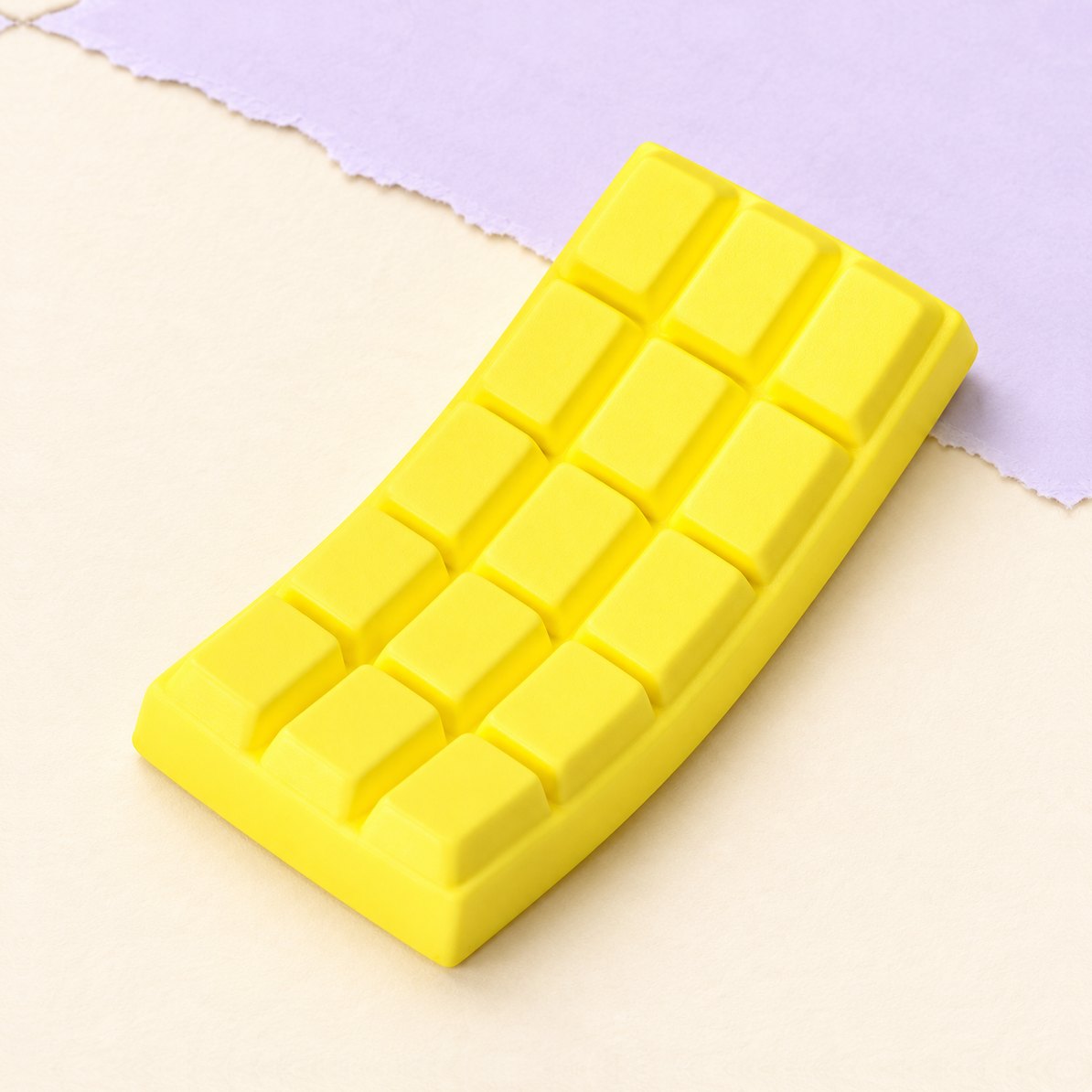 Chokolade squishy, gul chokoladeplade på 15,5 cm på pastelfarvet papir