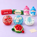Kerst squishy kawaii – Kerstbox met 8 squishies, productfoto op pastelpapier