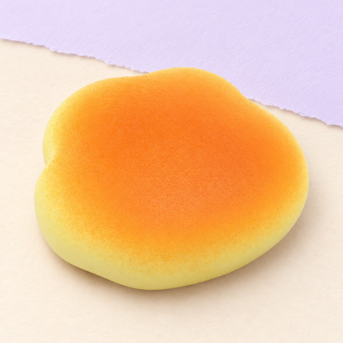 Squishy bulka obláček – Squishy bulka obláček, měkké pečivo 8 cm, fotografie produktu na pastelovém papíře