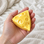 Crunchy käsedreieck squishy, in die Kamera gehalten, aus eigener Sicht