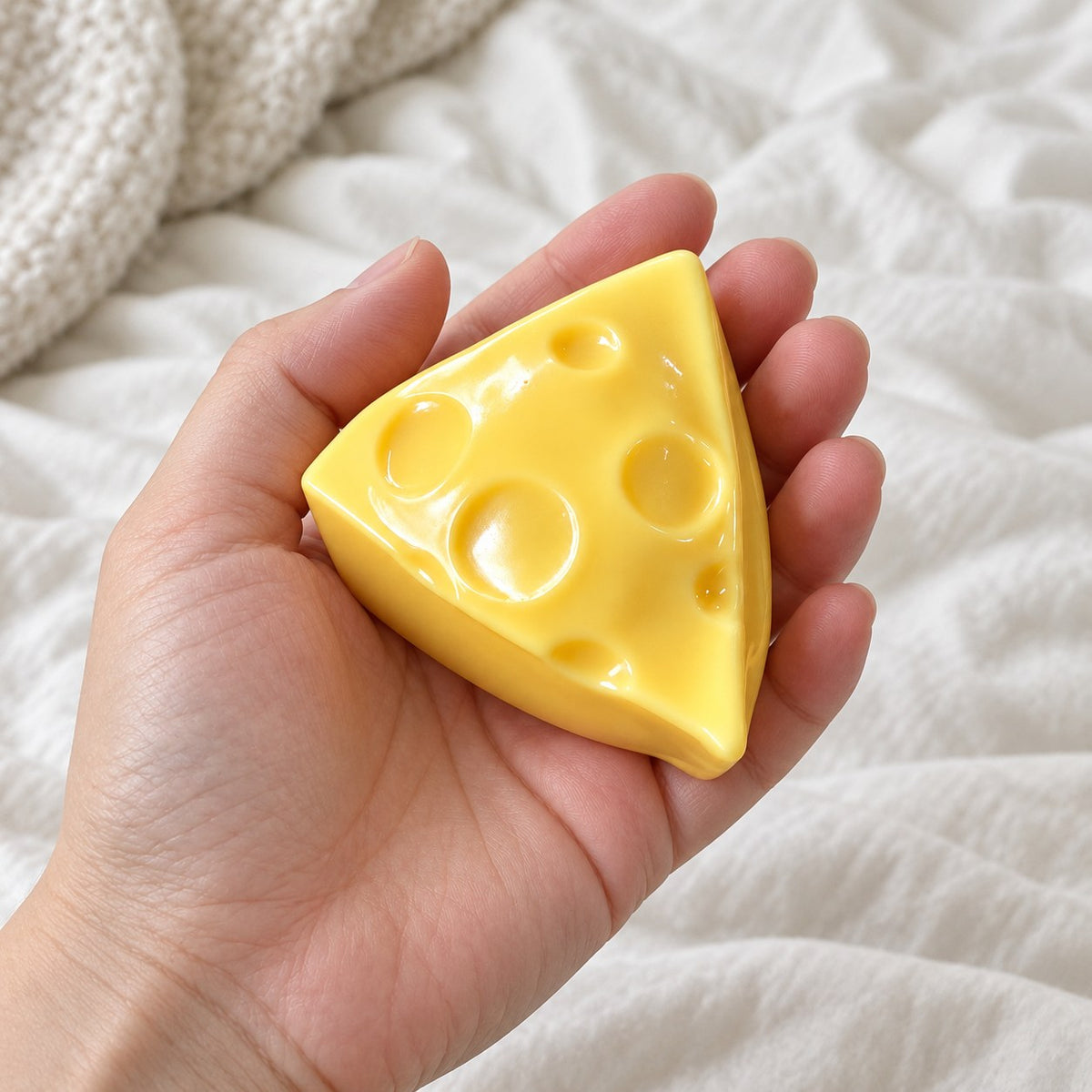 Crunchy käsedreieck squishy, in die Kamera gehalten, aus eigener Sicht