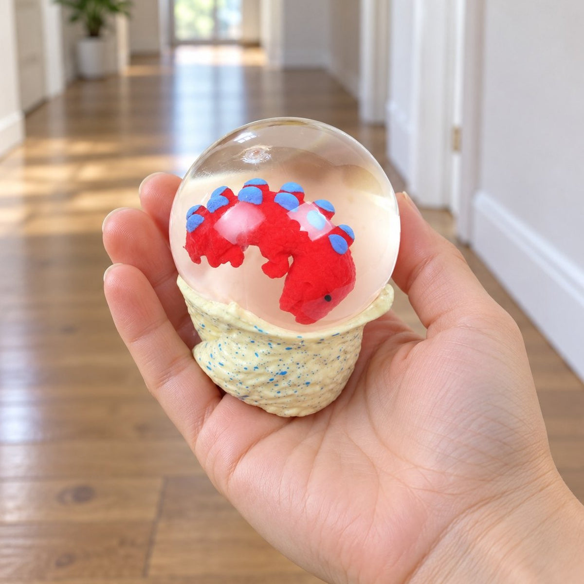 Dino Ei Squishy in einer Hand gehalten, zeigt die echte Größe