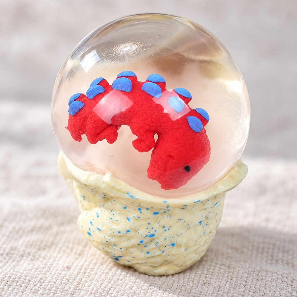 Nahaufnahme: Dino-Ei Squishy als Wasserball mit Baby-Dino mit allen Details der Oberfläche