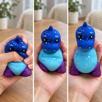 Dinosaurus squishy, galaxy slow rising, 10,5 cm (Blauwe galaxy), platgedrukt, half teruggeveerd en weer helemaal in vorm