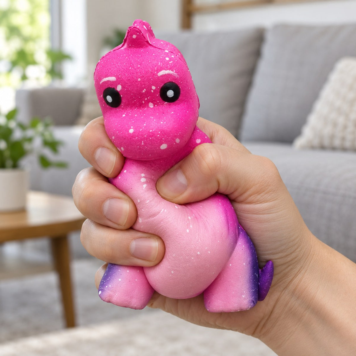 Dinosaurus squishy, galaxy slow rising, 10,5 cm (Roze galaxy), wordt in de hand samengeknepen, lekker zacht