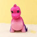 Dinosaurus squishy galaxy slow rising – Dinosaurus squishy, galaxy slow rising, 10,5 cm (Roze galaxy), productfoto op pastelpapier