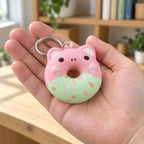 Squishy přívěsek donut se zvířecím obličejem, slow rising, v ruce, aby byla vidět skutečná velikost