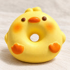 Squishy dónut cerdito o pato, pan flotador, primer plano de la superficie y los detalles