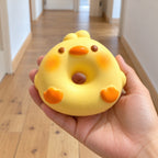 Squishy dónut cerdito o pato, pan flotador, en la mano para ver su tamaño real