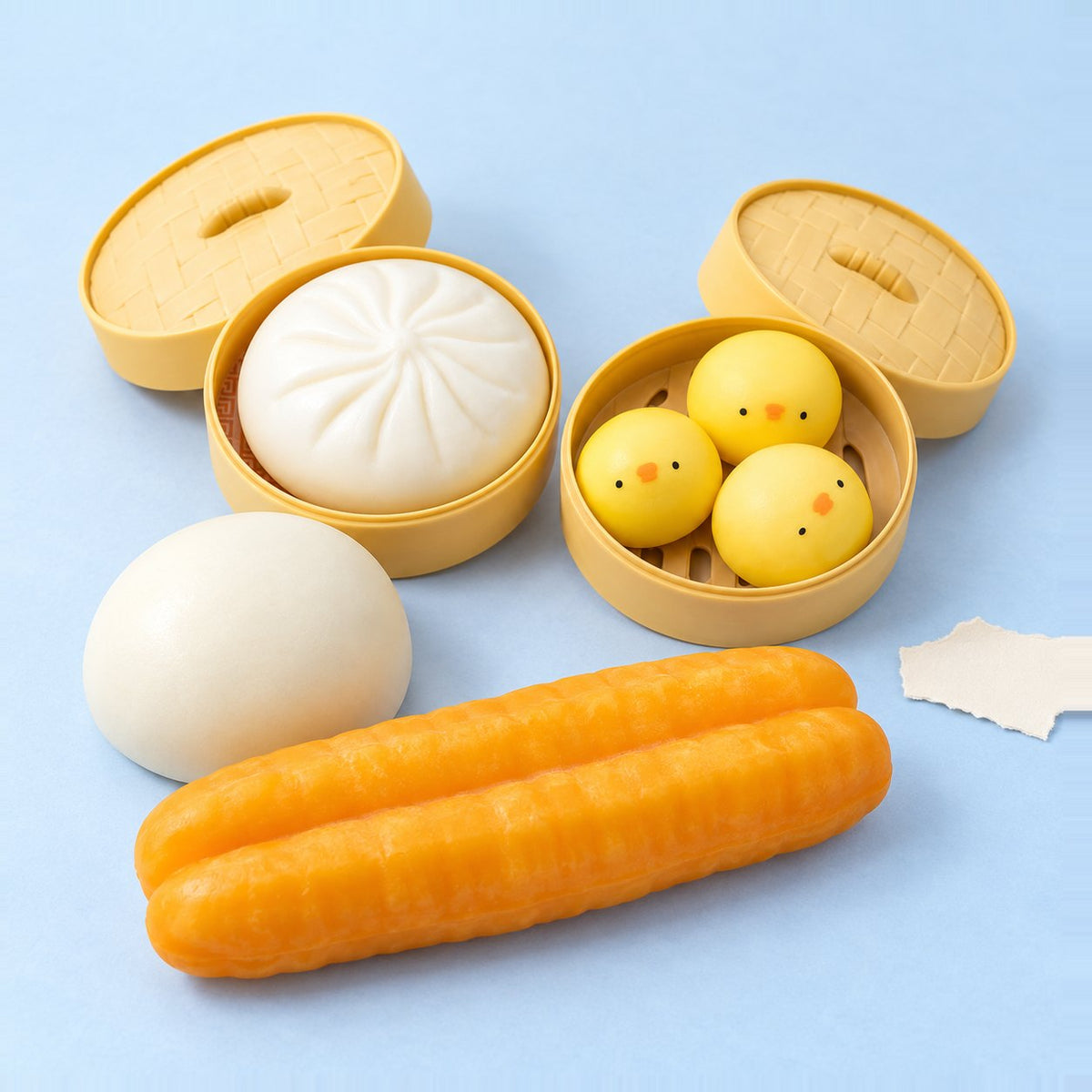 Dumpling Squishy Set mit 4 Squishys, Sammelbild auf Pastellpapier