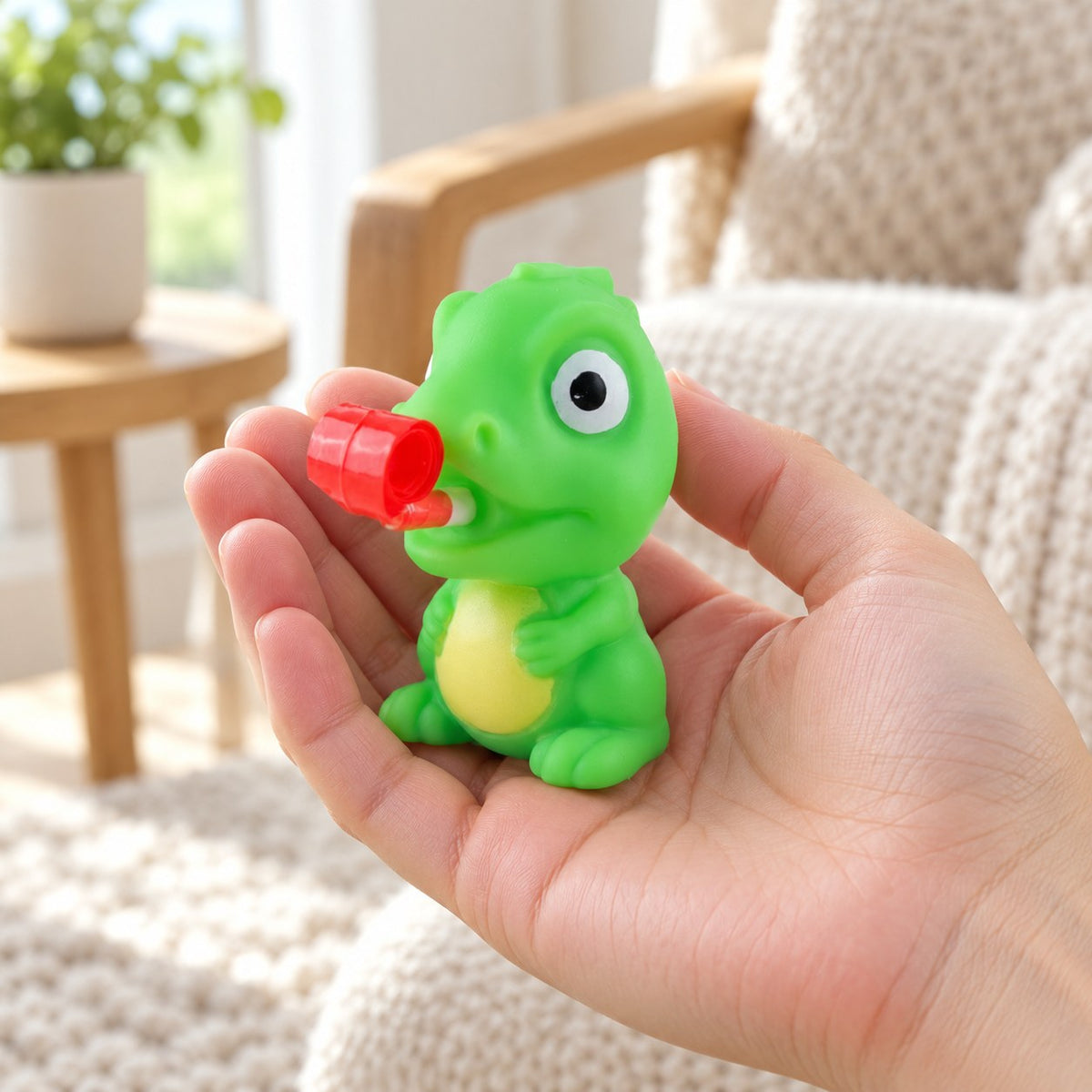 Squishy groda eller dino som räcker ut tungan squishy (Dino, slumpvis färg), i handen så att man ser den verkliga storleken