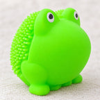 Squishy žabka s měkkými bodlinkami, TPR, 5 cm, detail povrchu a jednotlivých prvků