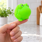 Squishy žabka s měkkými bodlinkami, TPR, 5 cm, na špičce prstu, aby bylo vidět, jak je malý