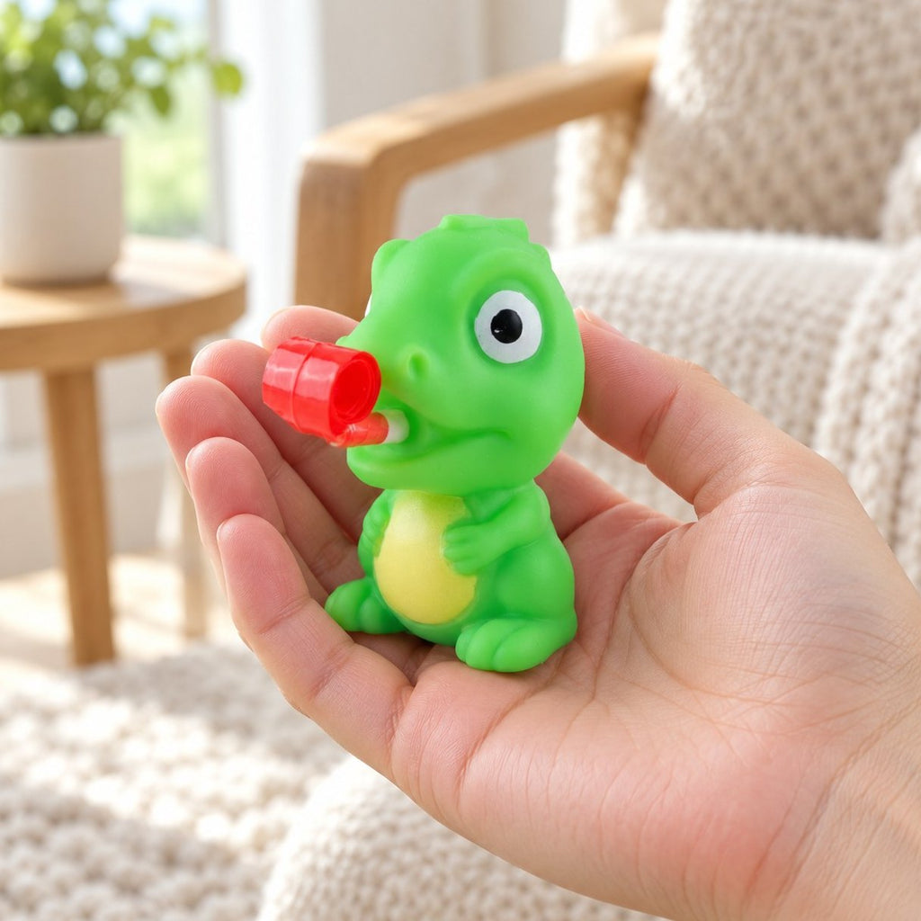 Frosch oder Dino Squishy in der Hand, hier der Dino, gedrückt streckt er die Zunge raus