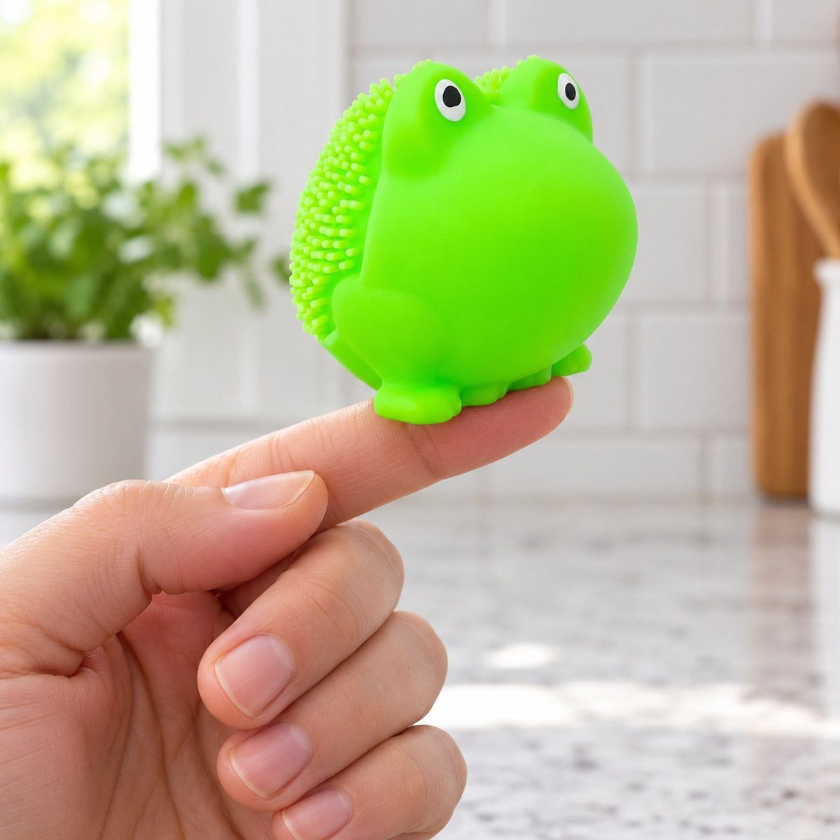 Weiches Frosch Squishy auf der Fingerspitze, so klein ist es