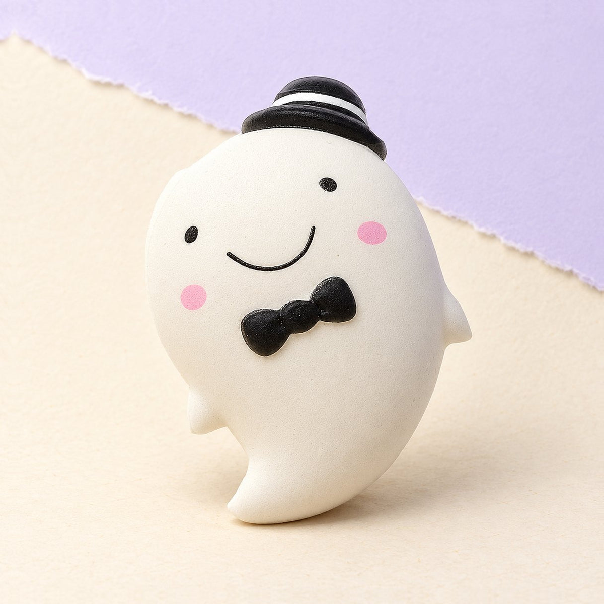 Gespenst Squishy in Weiß, 14,5 cm, langsam aufgehend, Produktfoto auf Pastellpapier