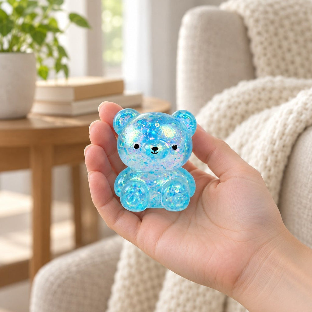 Hand som håller glitter björn squishy maltos, visar den verkliga storleken
