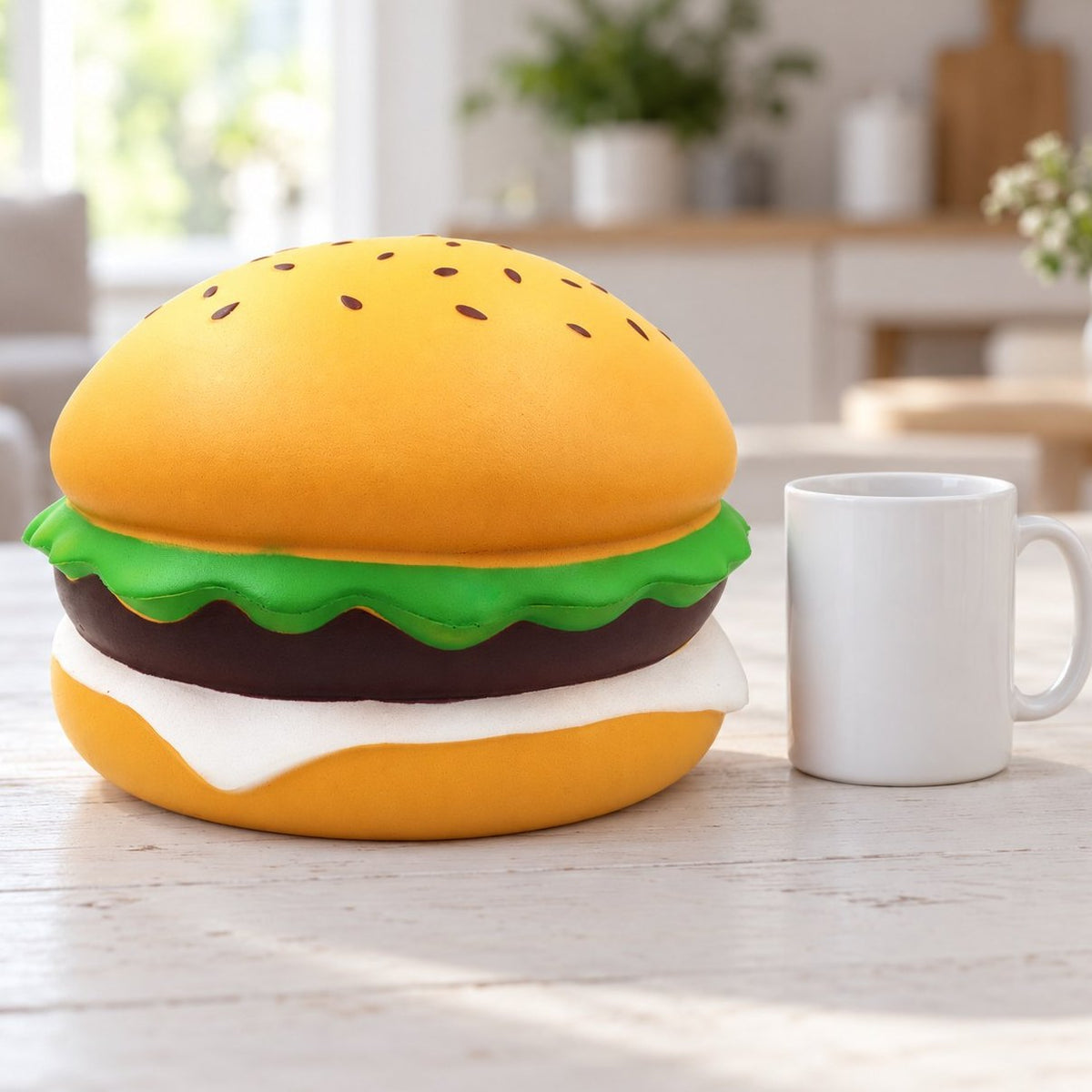 Gniotek burger jumbo z sezamem obok kubka do kawy – porównanie wielkości
