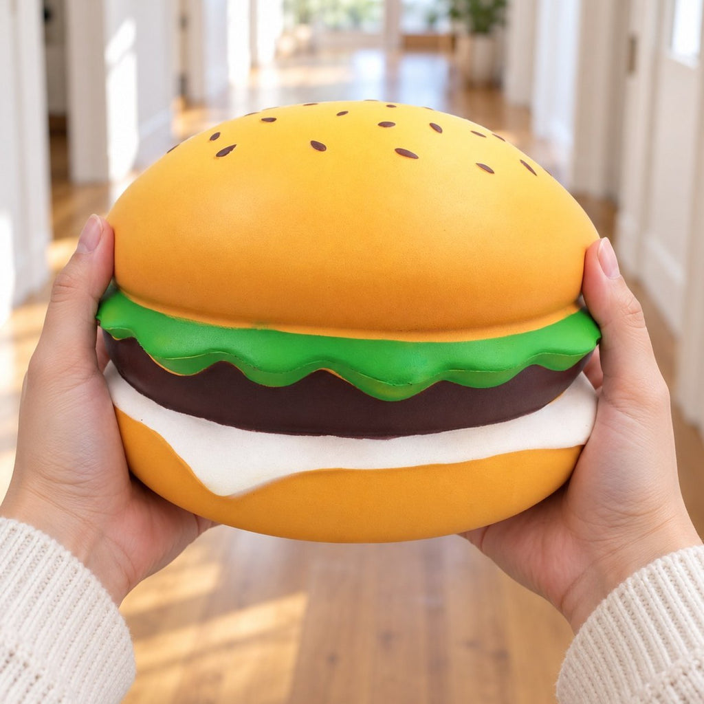Gniotek burger jumbo 24 cm w obu dłoniach – widać duży rozmiar