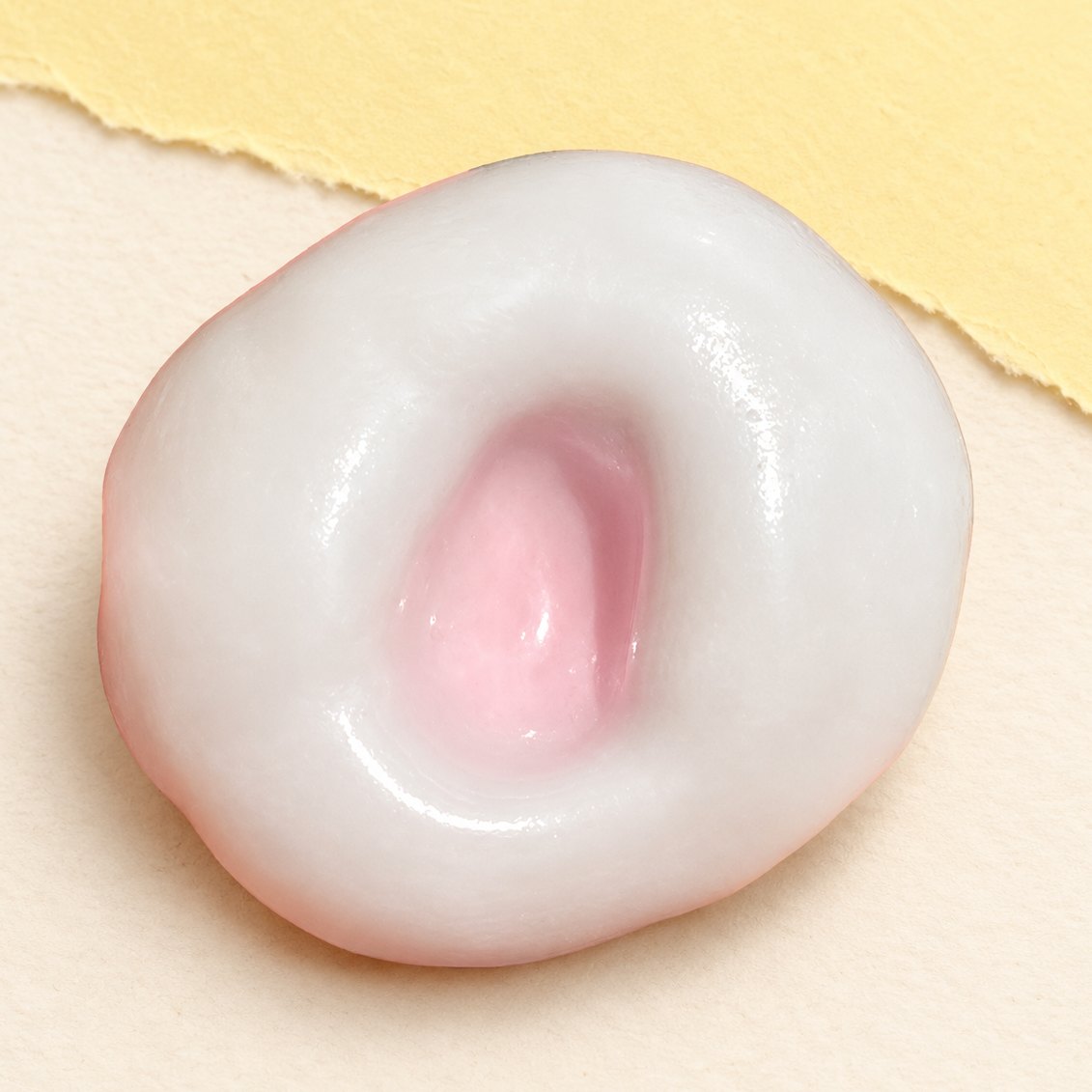Różowy gniotek ciastko ryżowe mochi z rozciągliwą skórką na pastelowym tle