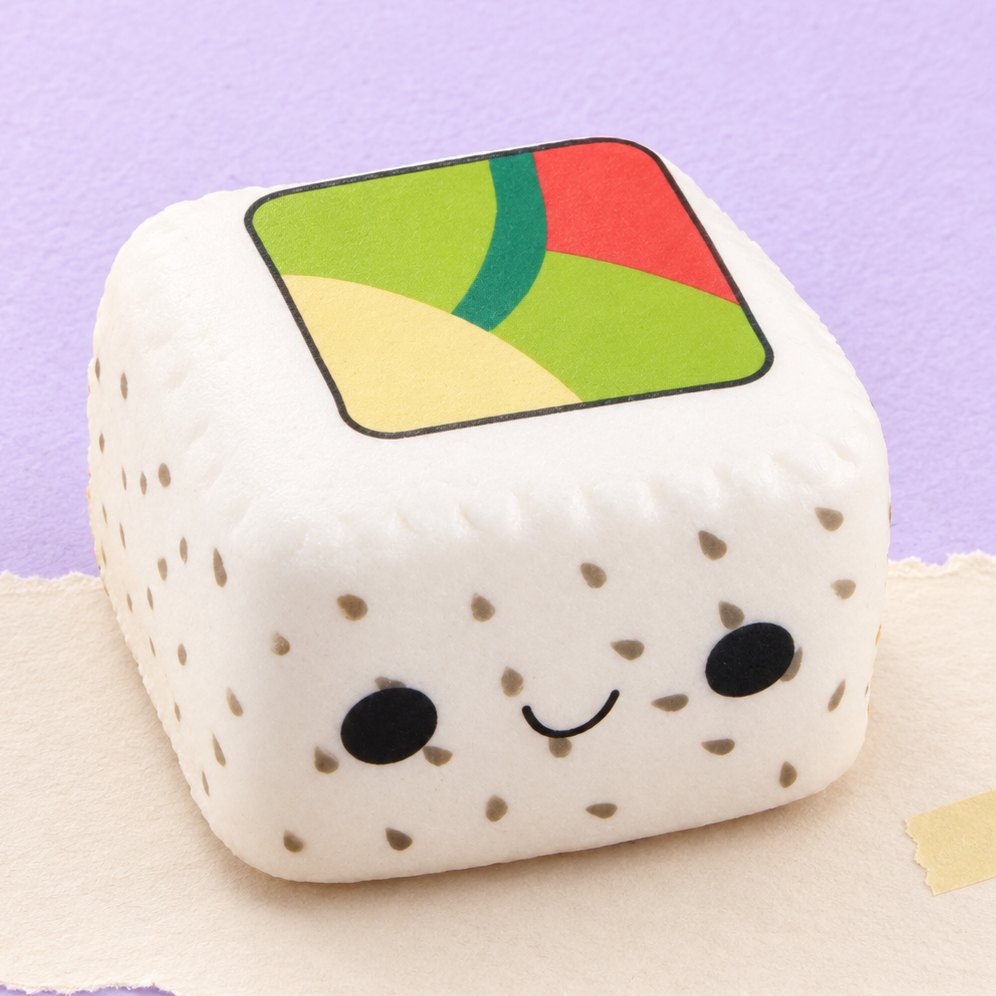 Gniotek sushi kawaii z białym ryżem i czarnym sezamem na pastelowym tle