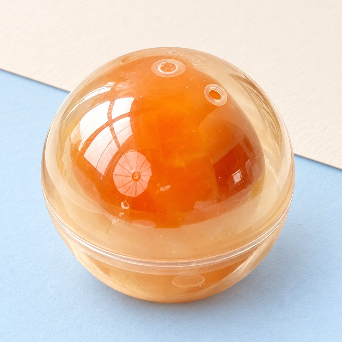 Gniotek żółtko jajka, kulka coconut oil 7 cm, na pastelowym tle