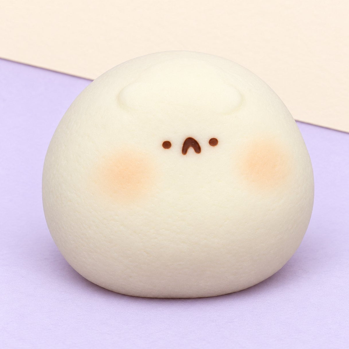 Hamster Squishy als Taba Hamster-Daifuku, extra weich, weiß, auf Pastellpapier