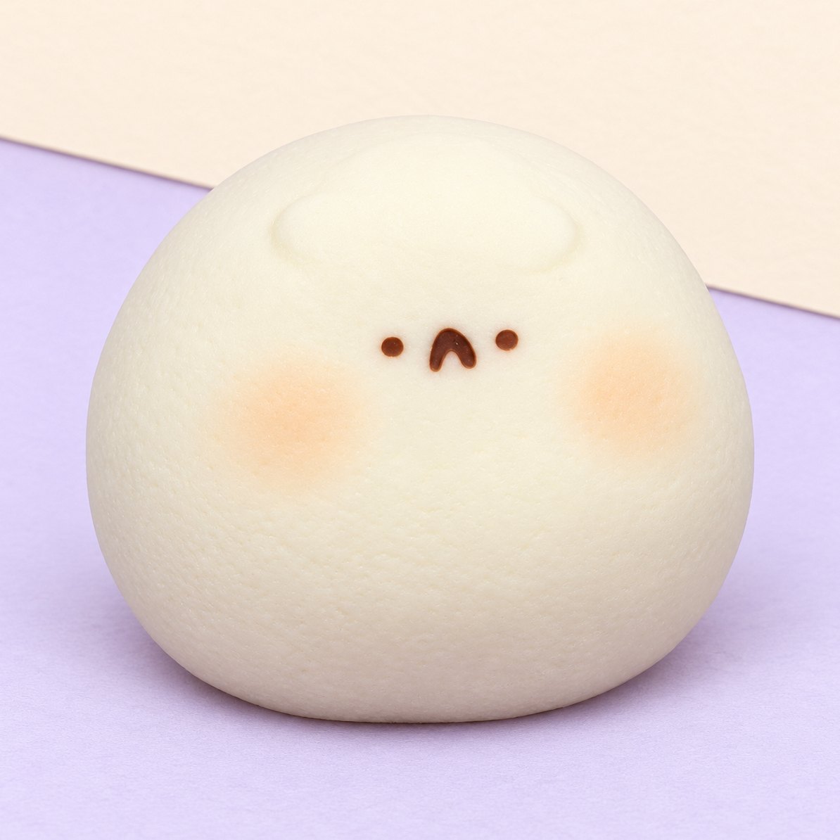Hamster squishy, taba daifuku i hvid, ekstra blød, på pastelfarvet papir