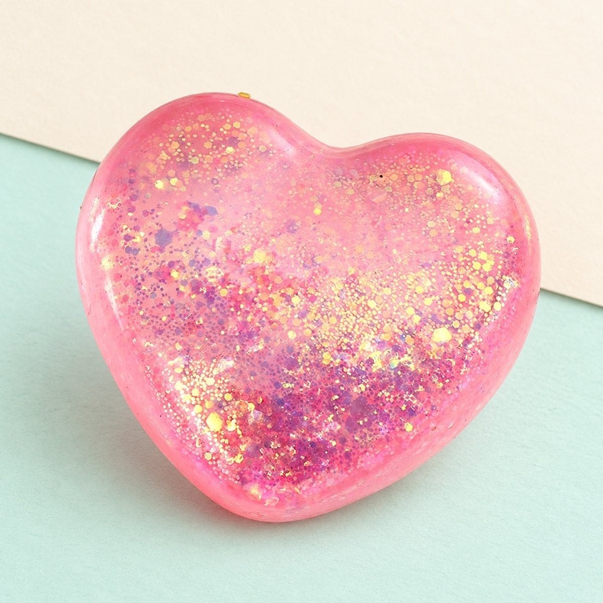 Hart squishy met glitter in roze, maltose-stijl van 6,7 cm, op pastelkleurig papier